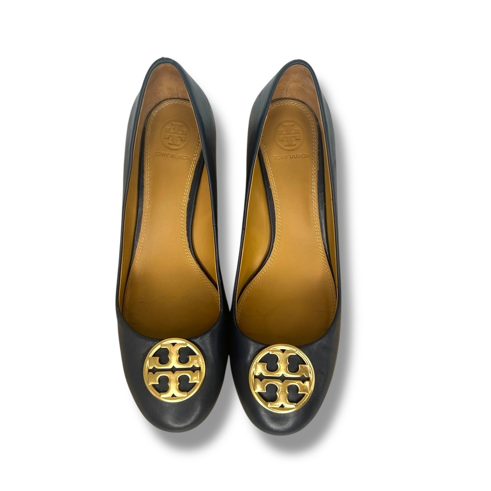 Tory Burch Sally Wedge Pumps Womens 8.5 Navy Blue Leather Gold Logo Medallion - Picture 8 of 10